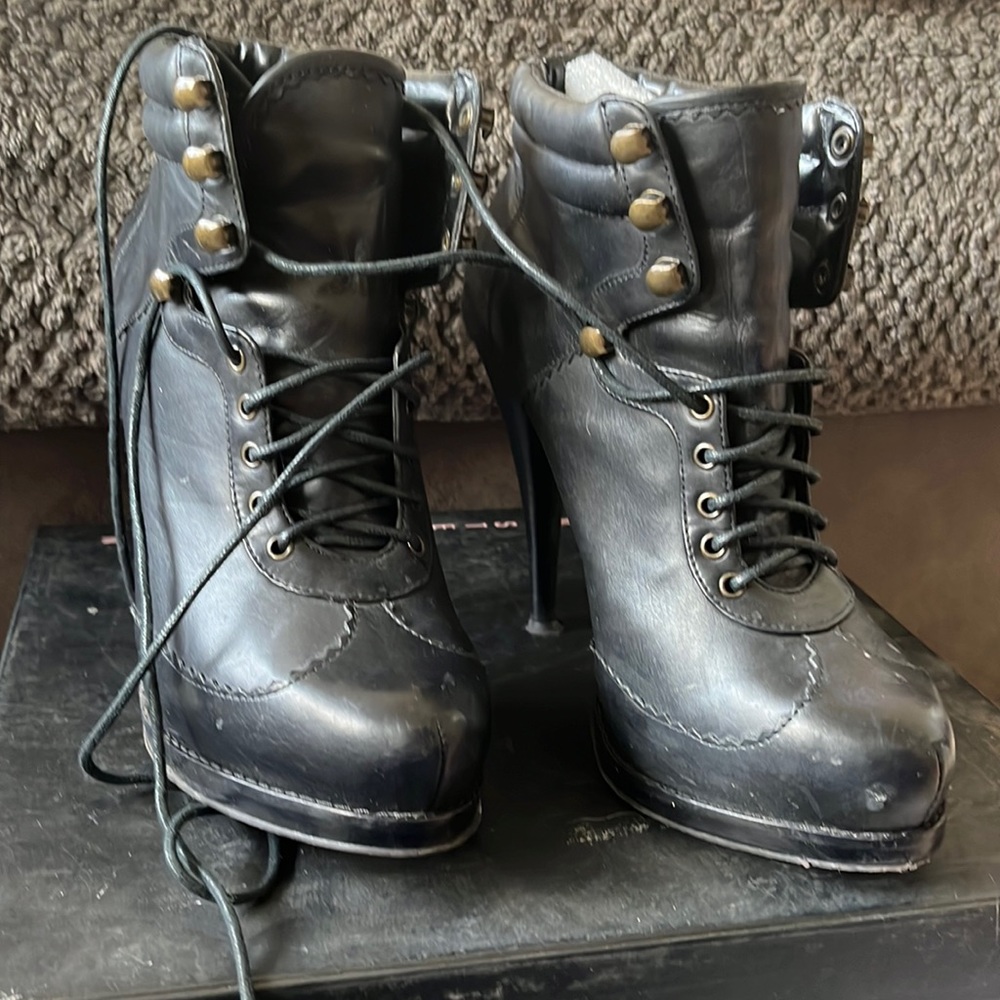 Steve Madden boots in leather